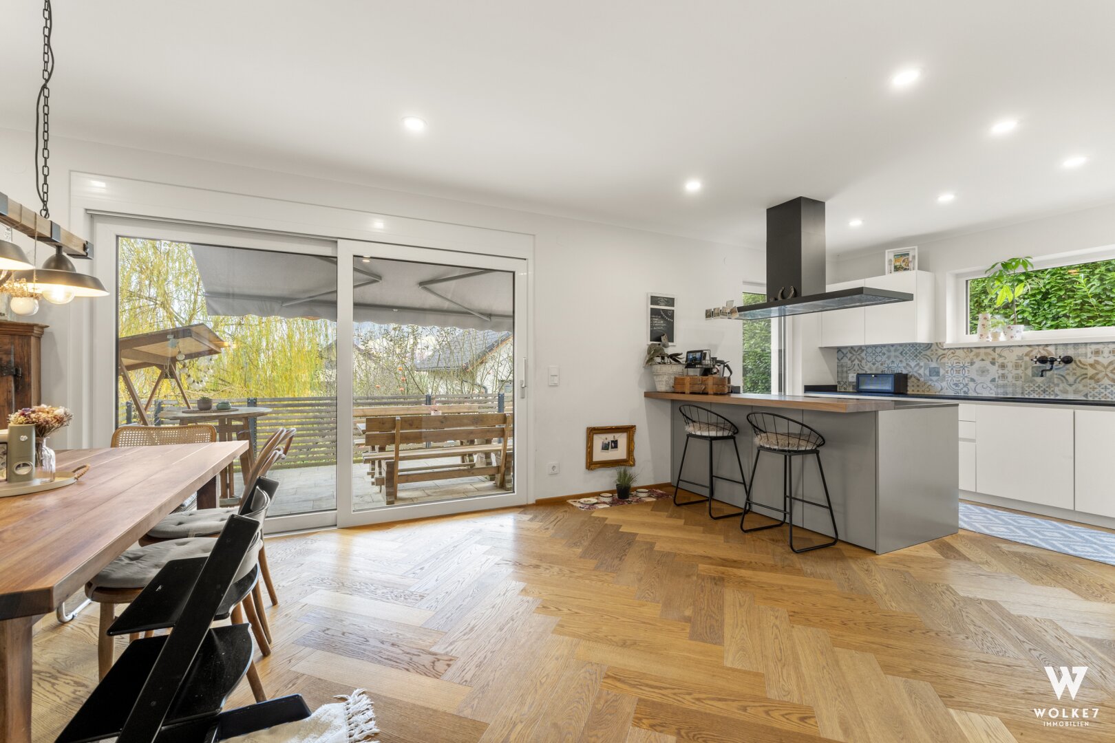 EINZIEHEN UND WOHLFÜHLEN - Wunderschönes Einfamilienhaus mit perfekter Aufteilung, großer Terrasse, Garten und Garage