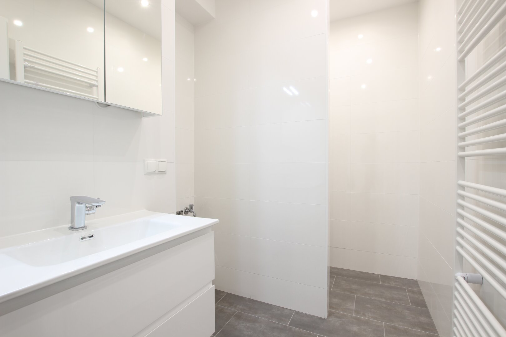 KÜHLUNG, WALK-IN-DUSCHE, EWE-KÜCHE, BAUJAHR 2021, EICHENPARKETT, RUHELAGE KORNEUBURG ZENTRUM!!