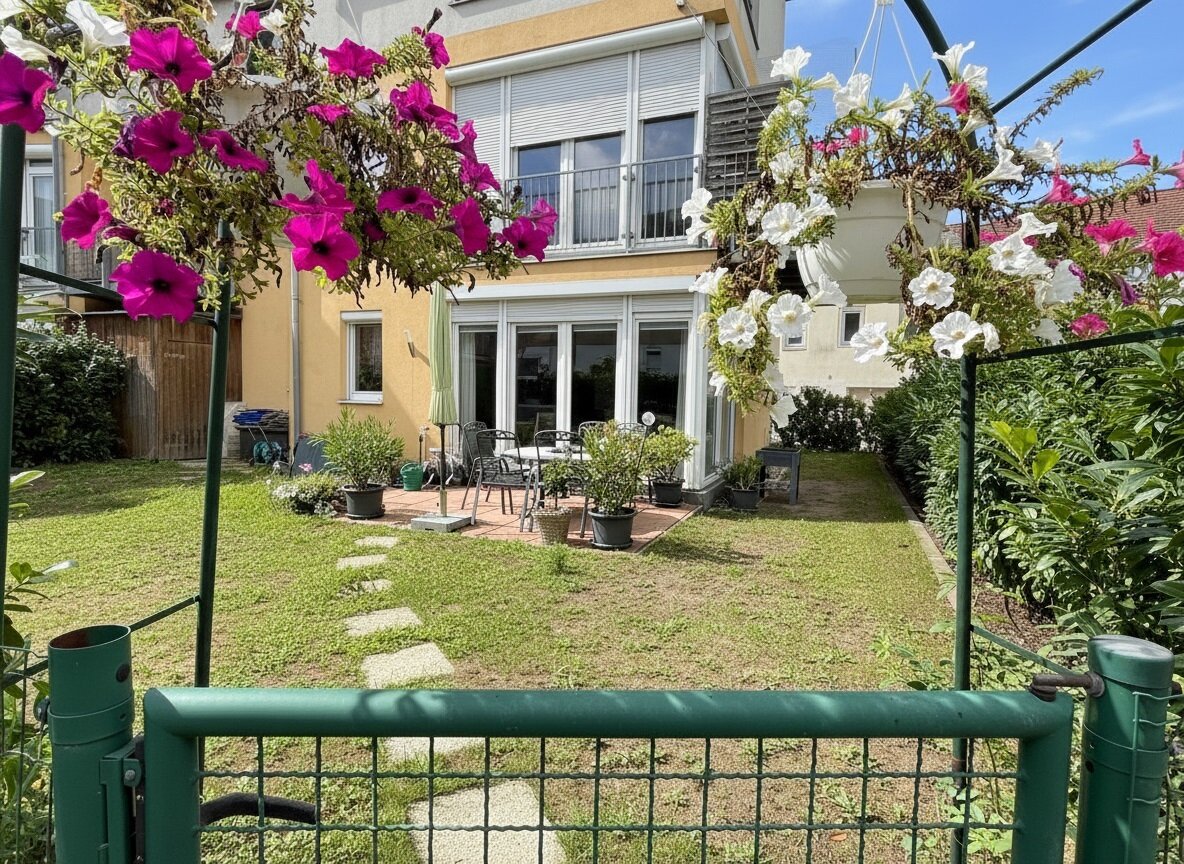 Sonniges Gartenparadies in Schwechat – 3 Zimmer mit Terrasse, Eigengarten und 2 Garagenplätzen!