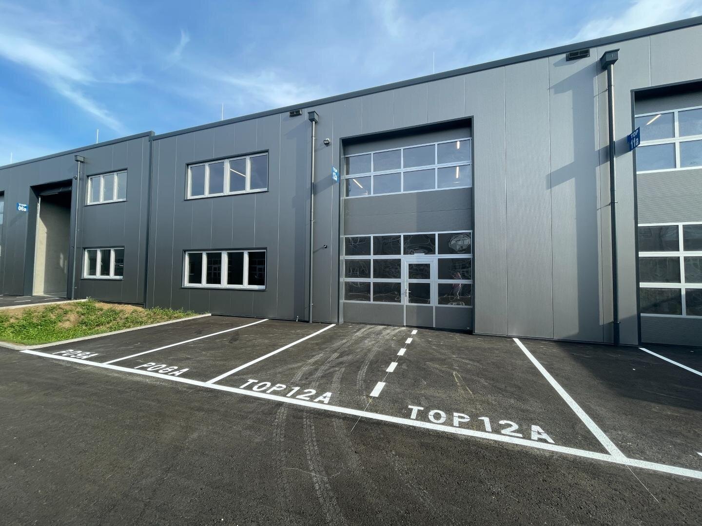KURZZEITMIETE MÖGLICH! Betriebs-/ Produktions- oder Lagerhallen von 119 & 122 m² Fläche im Business Park Regau , 1A-Lage, Nähe A1 Westautobahn (Top 12a)
