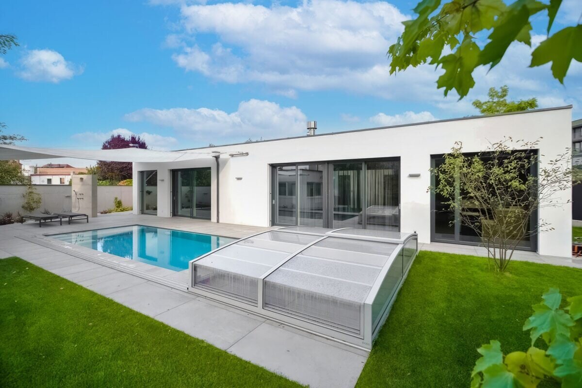 Traumhafter Bungalow mit beheizbaren Pool und Doppelgarage