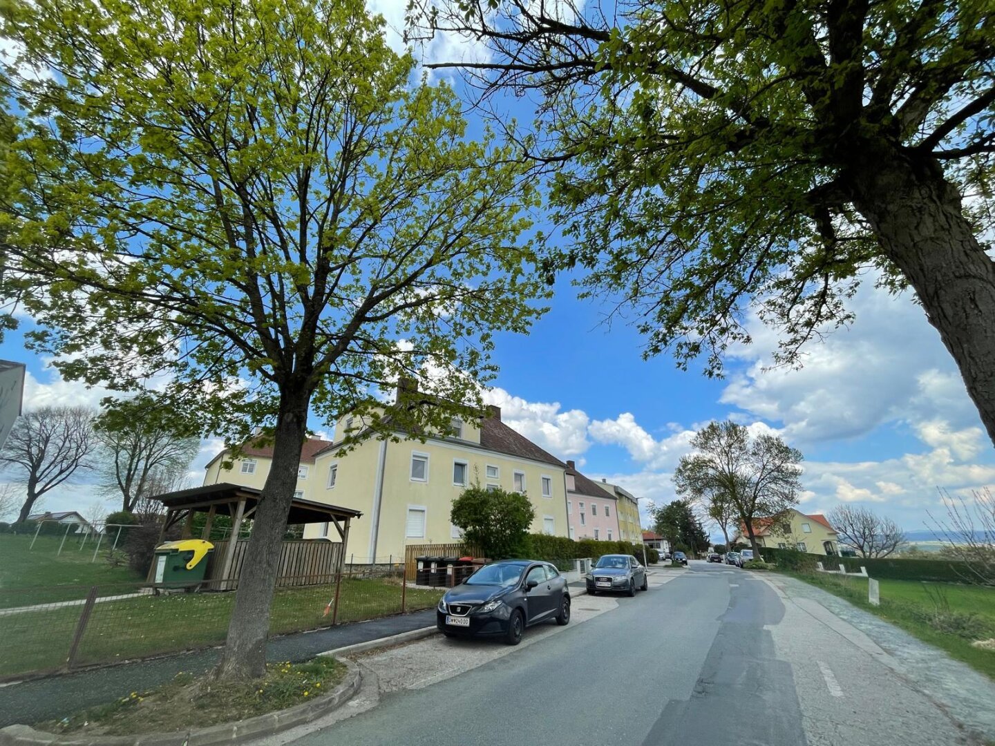 Sehr gepflegte wunderschöne Eigentumswohnung in sonniger Aussichtslage am Hügel über der Stadt!