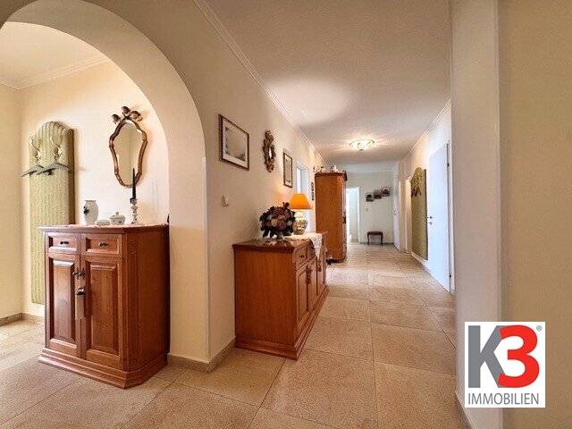 K3! Lebenswertes Bergheim! Traumhafte, hochwertig sanierte Dreizimmerwohnung inklusive Terrasse sowie Carport und Stellplatz!