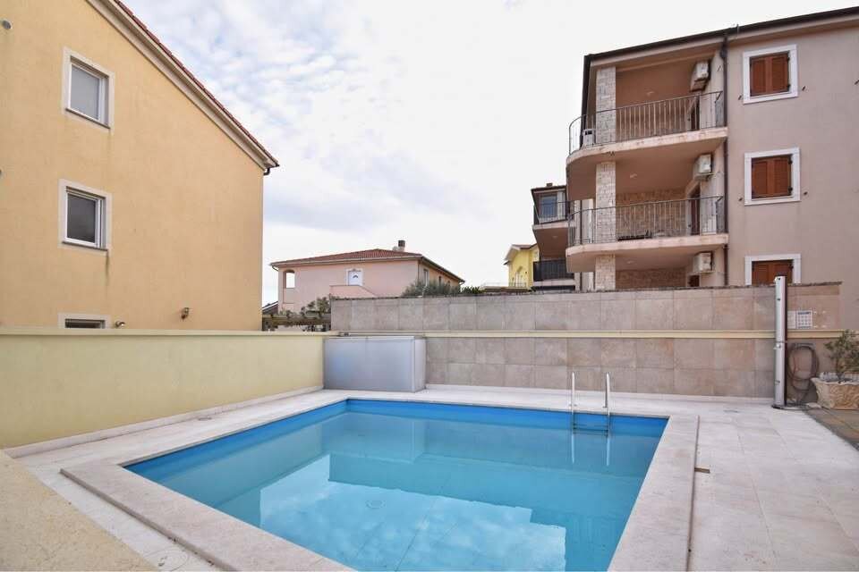 Moderne 2-Zi-Gartenwohnung 91m² mit Pool, Terrasse & 3 Stellplätzen in Ližnjan, Kroatien!