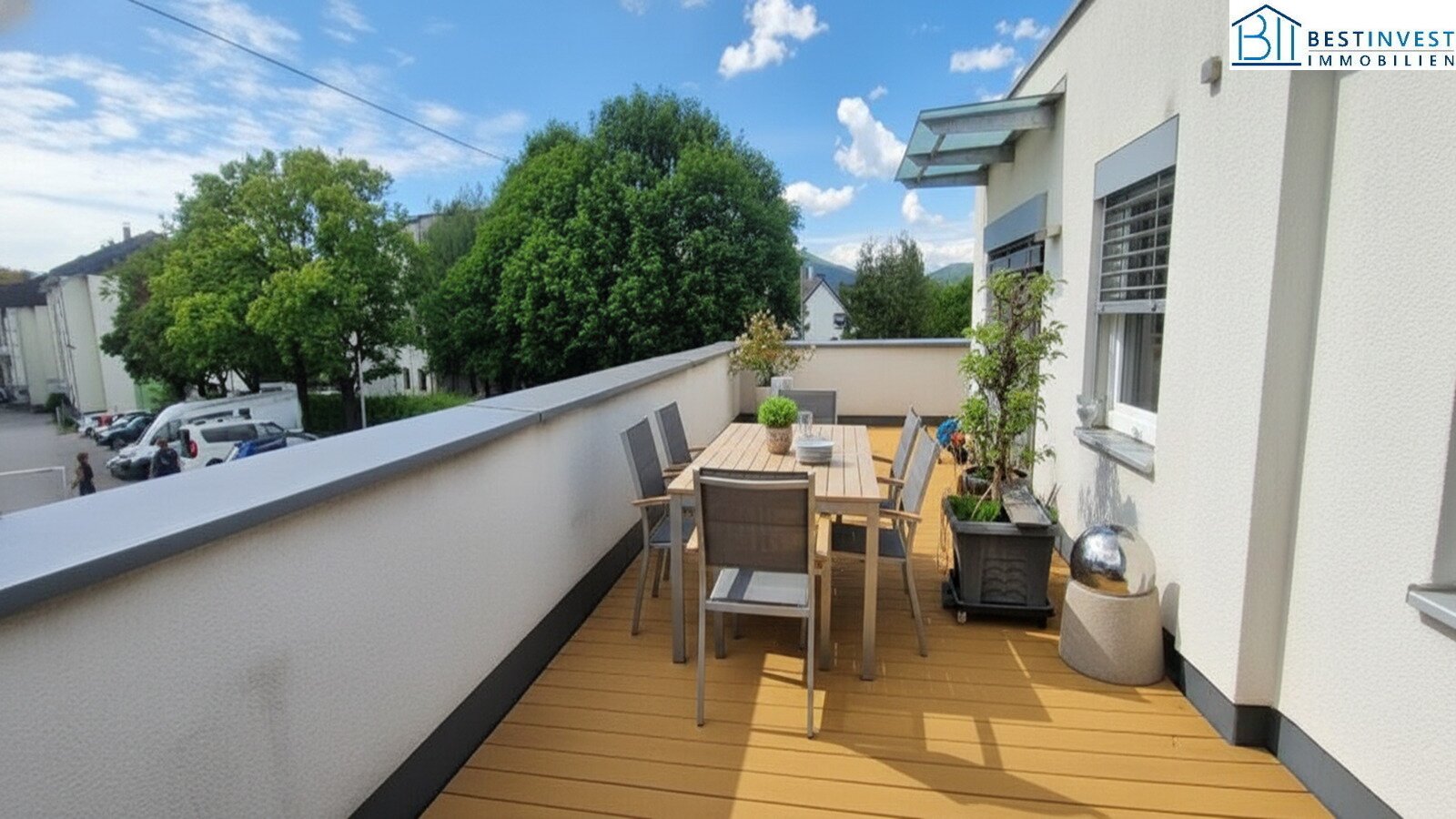 Business People aufgepasst; Neuwertige 4-Zi, 91m² WFL, 54m² Terrasse, 2 Carport!