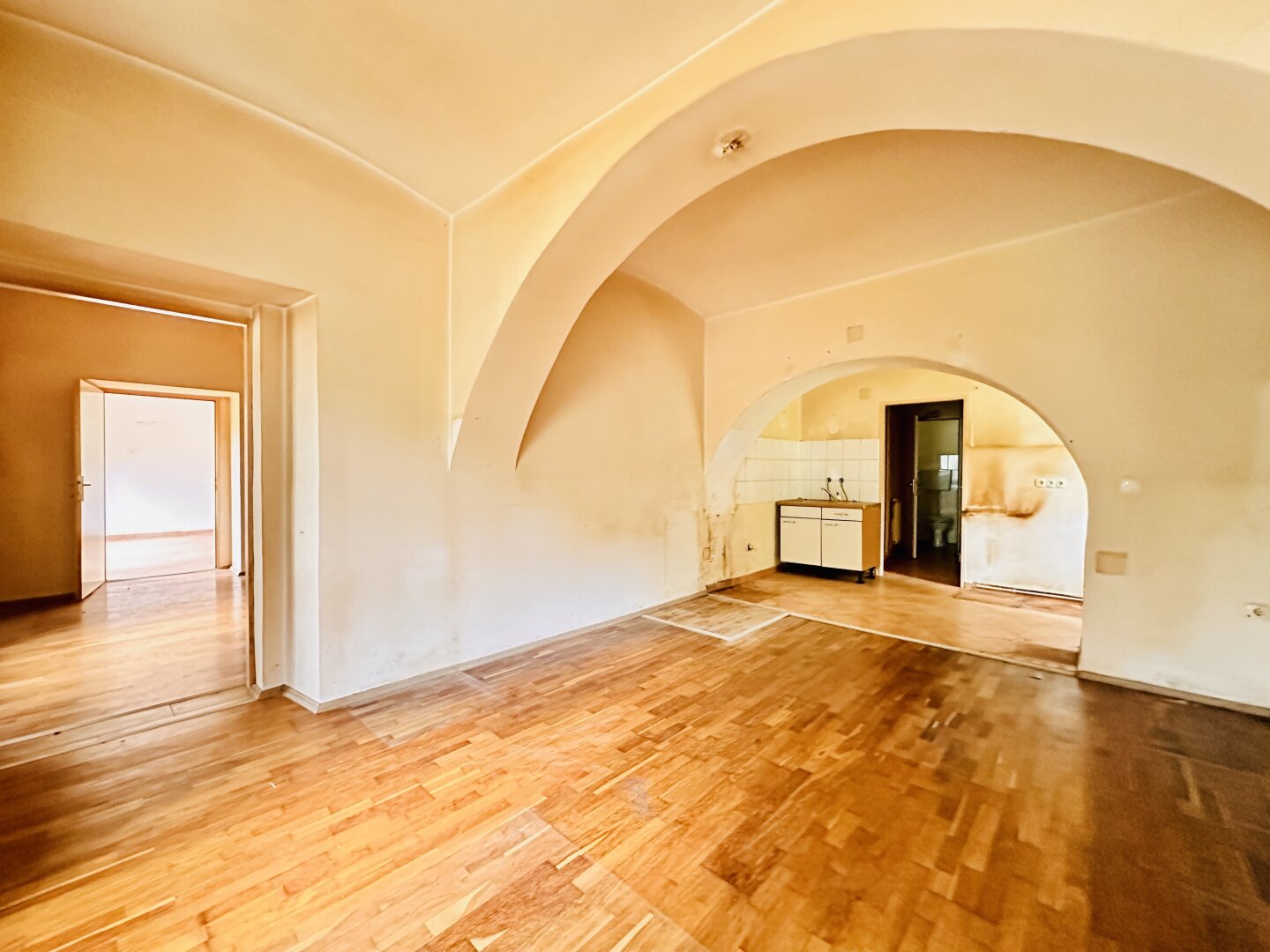 Sanierungsbedürftige Erdgeschosswohnung mit Gartenzugang im Zentrum von Reichenau an der Rax – 65 m² mit viel Potenzial