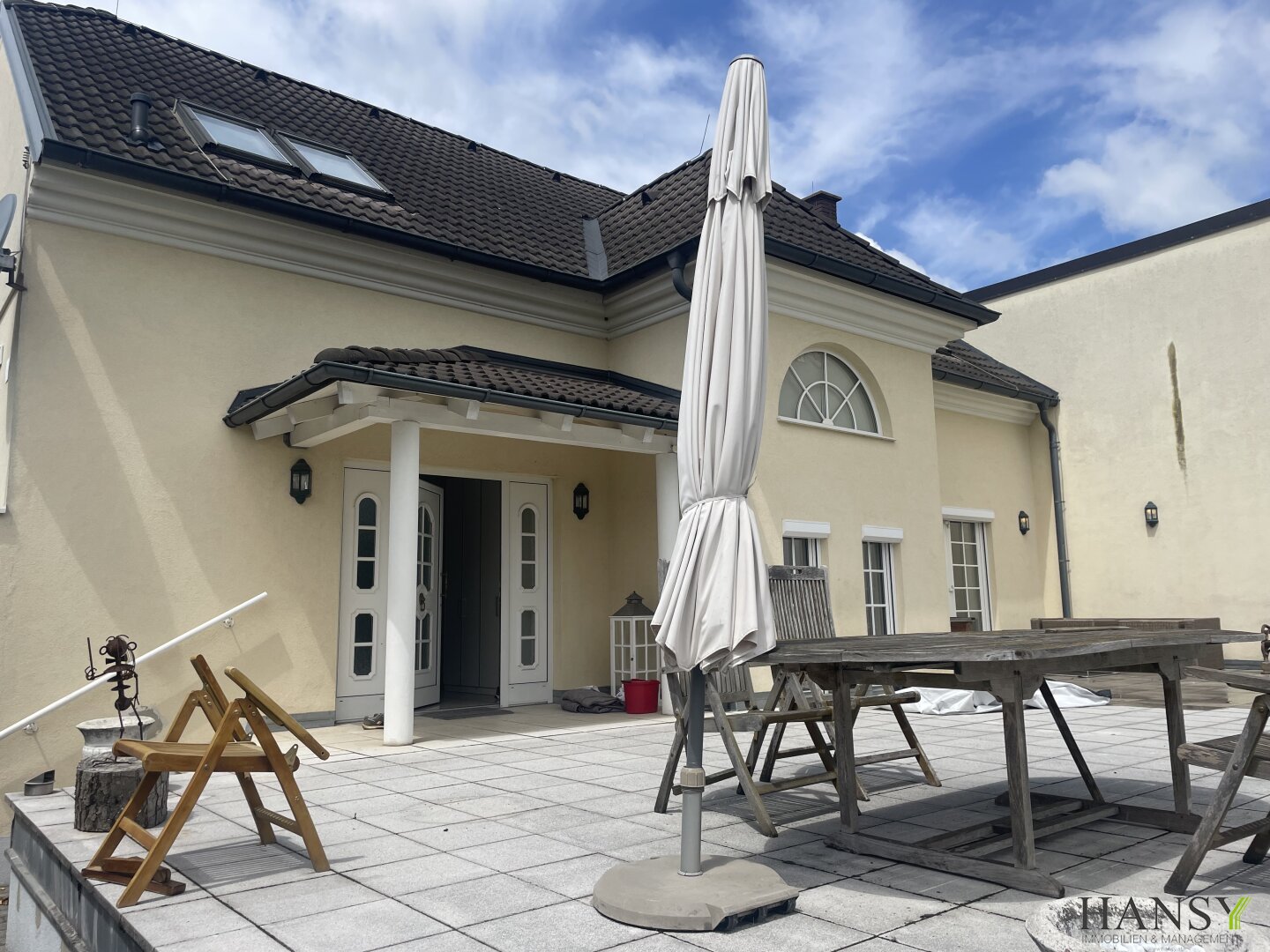 TRIBUSWINKEL: Komplett modernisierte Villa mit Garten, Terrasse & Garage