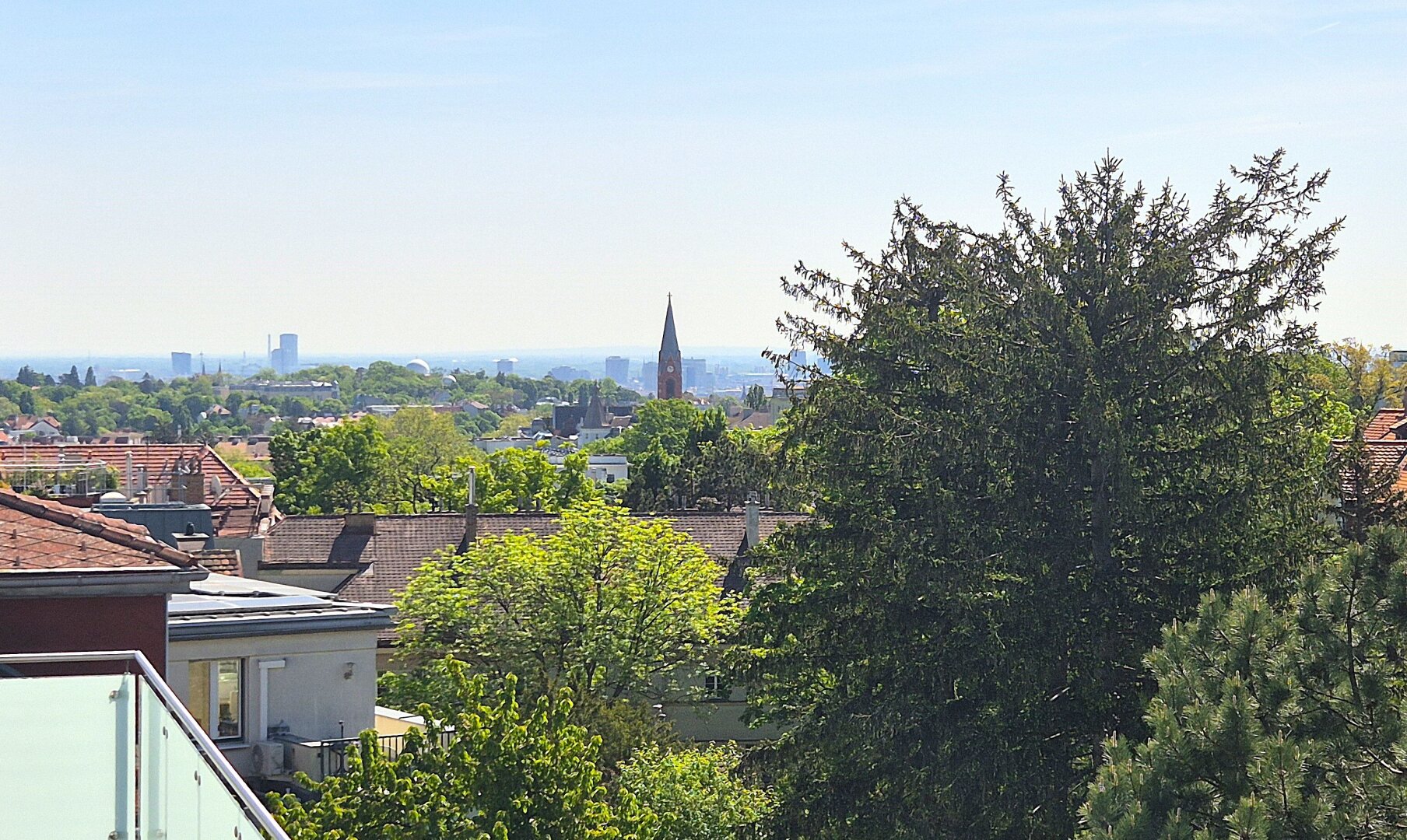 Erstbezug nach Sanierung - Exklusive Dachgeschoss-Maisonette mit 3 Terrassen!