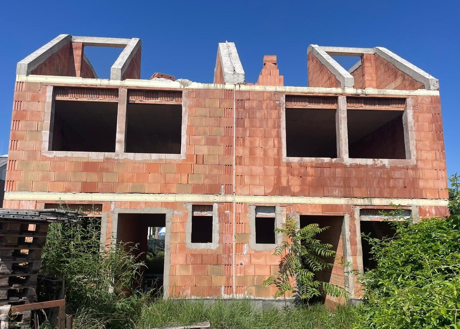 Doppelhaus im Rohbau auf einem Baurechtgrundstück