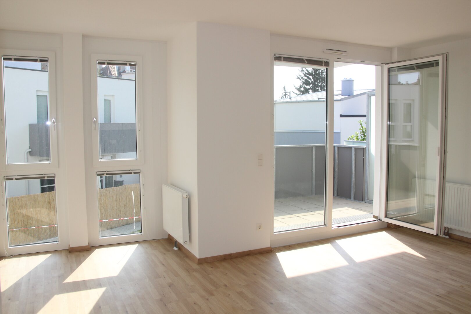 GARTENSEITIGE BALKONWOHNUNG (BAUJAHR 2018), RUHELAGE, EWE-KÜCHE, KORNEUBURG ZENTRUM!!