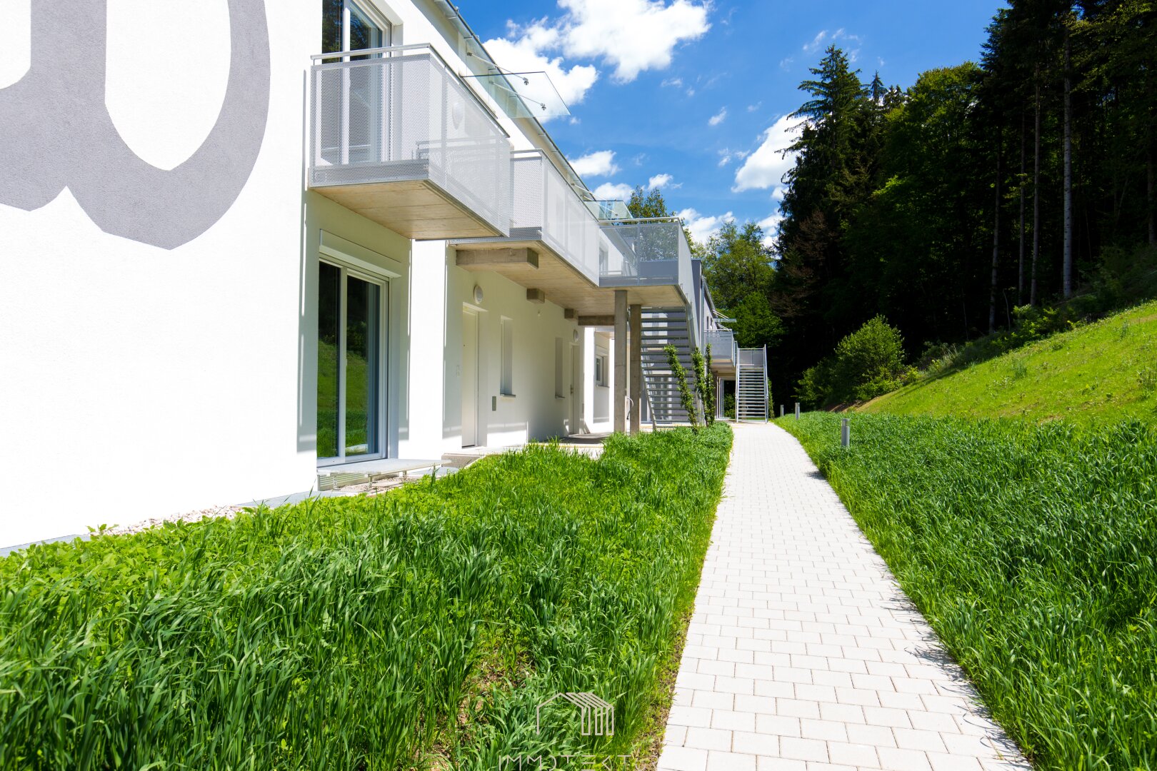 IHR ZUHAUSE IM GRÜNEN: Stilvolle 4-Zimmer-Wohnung mit separater Küche, Balkon & Parkplatz