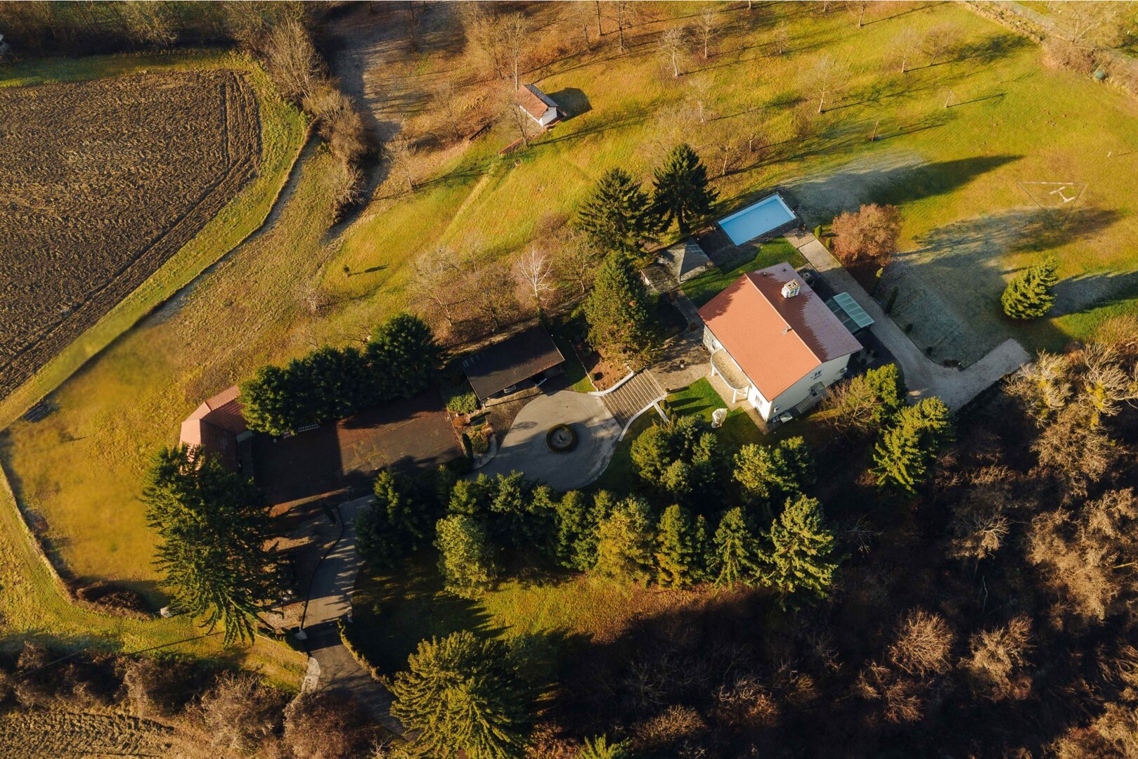 Wohnen, wo andere genießen – Villa mit Helikopterlandeplatz inmitten der Weinregion!