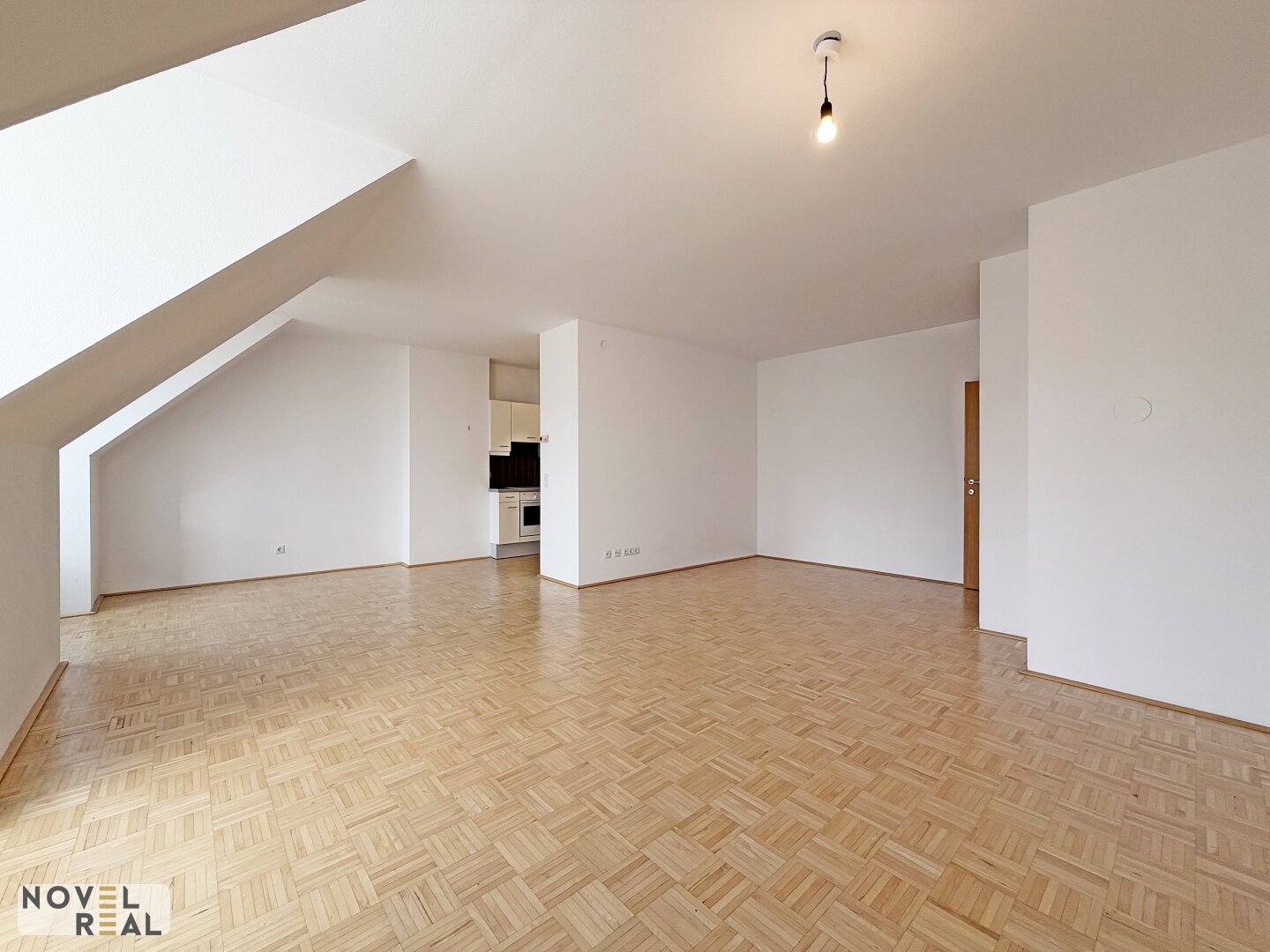 Sonnige 2 Zimmer Dachgeschoss Wohnung mit großzügigem Wohnbereich