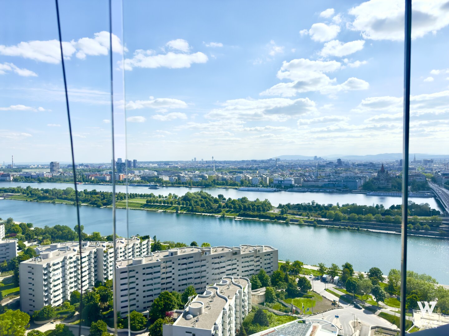 Über den Dächern Wiens: 2-Zimmer-Loggiawohnung mit Panorama-Ausblick | 24. Stock | Blick auf die Innenstadt  | Inkl. Eigener Tiefgaragenstellplatz