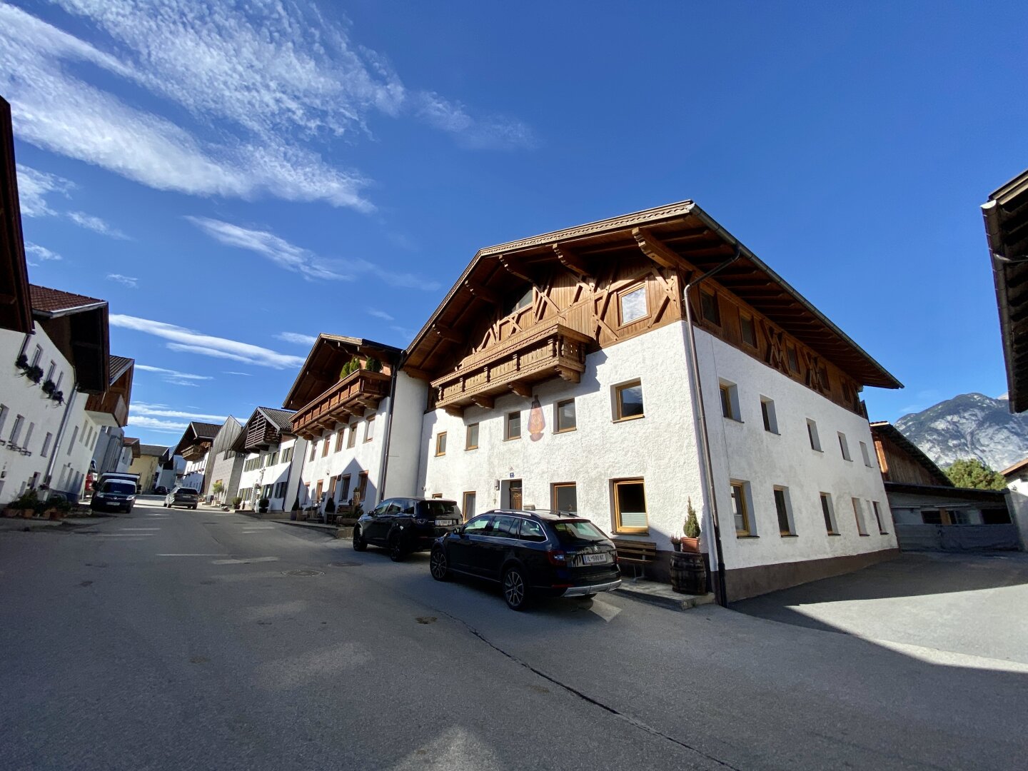 Rarität ! Mehrfamilienhaus/Bauernhaus mit zwei separaten Wohnungen, Garage und viel Platz im wunderschönen Götzens!