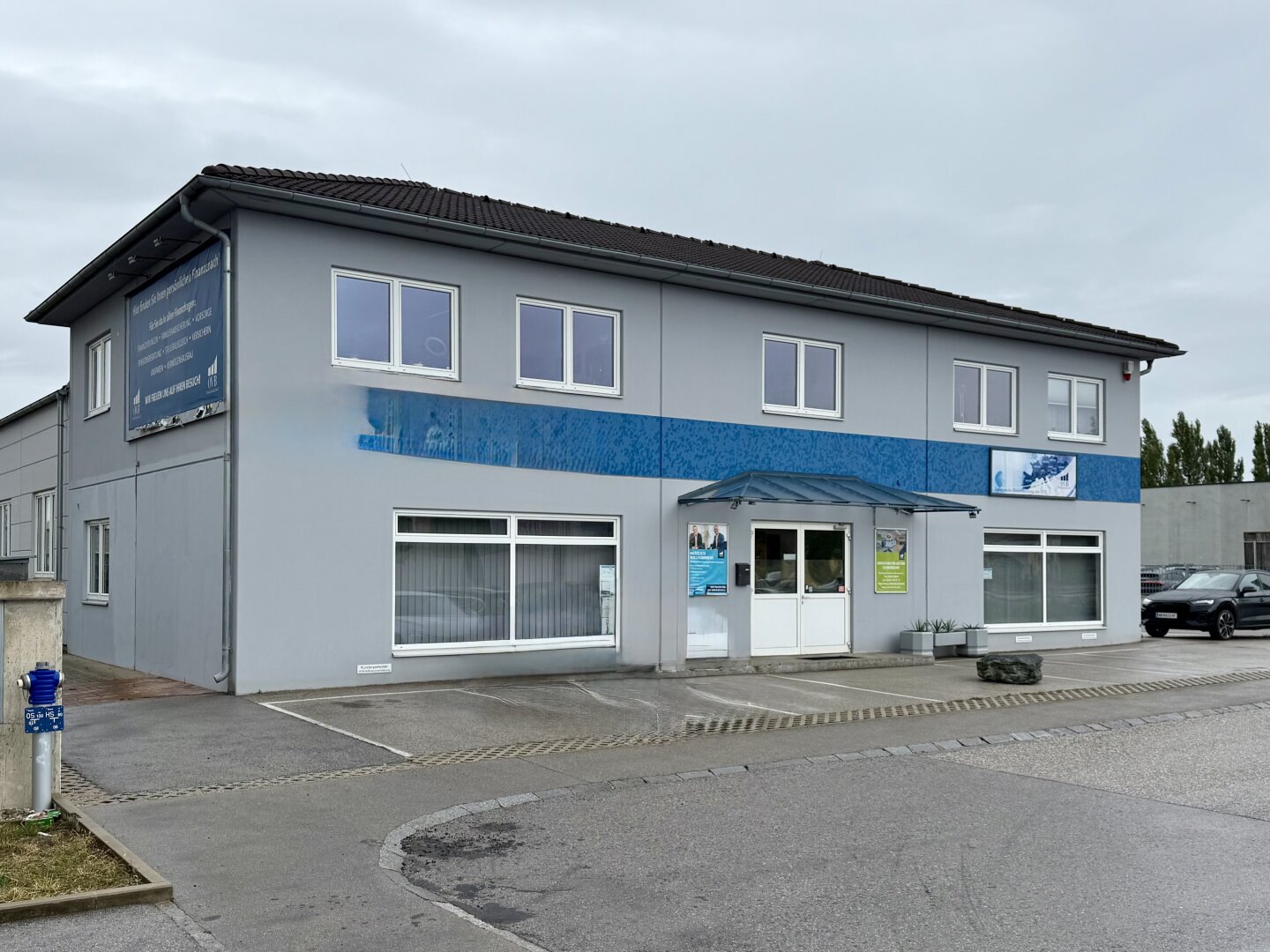 !!! RESERVIERT!!! Bürogebäude mit Lager in Top-Sichtlage von Leobersdorf – Büros & Lager unter einem Dach