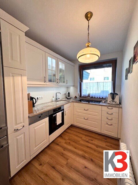K3 - Äußerst gepflegte, schöne 3-Zimmerwohnung mit südwestlich ausgerichteter Loggia! Parkplatz vorm Haus! - NEUE KÜCHE!