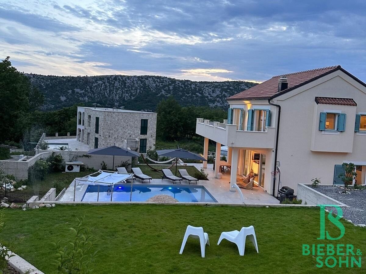 Einzigartige Villa mit Pool nahe dem Meer – exklusiv – beeindruckend – modern