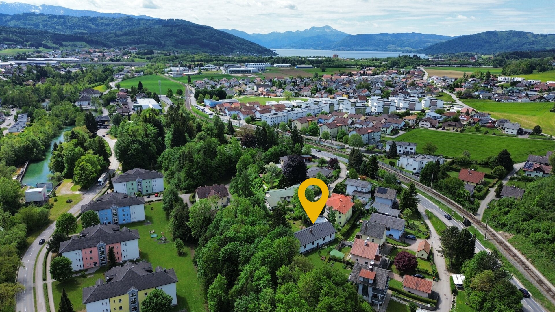 TELL US YOUR PRICE! Wohnen nahe dem Attersee! Stilvoller Bungalow mit großem Wohnkomfort, Vollkeller, Garage und sonniger Gartenidylle Atterseestraße in Lenzing