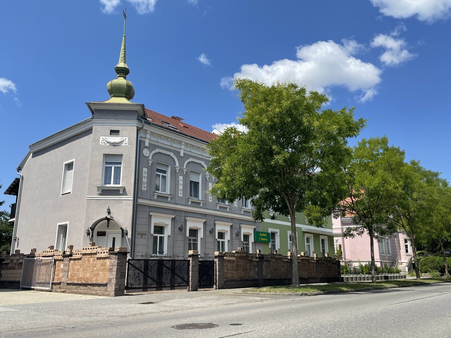 Stilvolle Stadtvilla mit Gastronomie, Appartements und Garten in Toplage in Fürstenfeld