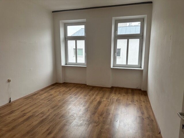 Handwerkerbedürftige 3 Zimmer - U1 Troststraße - Blick auf die Alpengasse - 2 Eingänge möglich!!