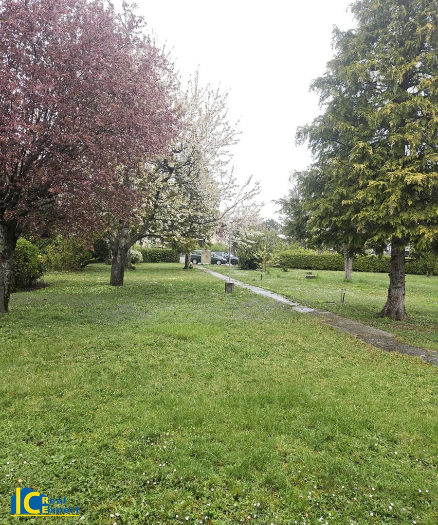 Bad Vöslau, parkähnlicher Grund mit kleinem Haus