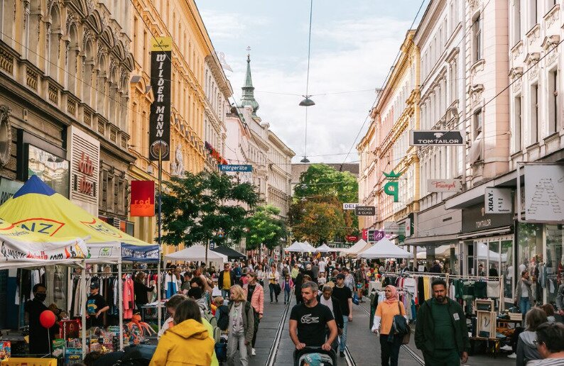 Fertige Italienische Lokal mit Küche und große schanigarten neben Straßenbahnlinie im 9 Bezirk!