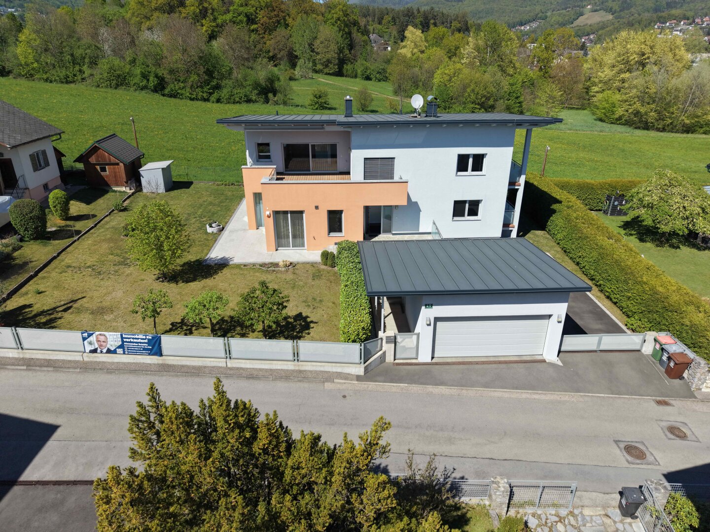 Neuwertiges Zweifamilienhaus bzw. Wohnhaus mit Büro oder Praxismöglichkeit sowie Garten in Graz – Ihr Traum vom Wohnen!