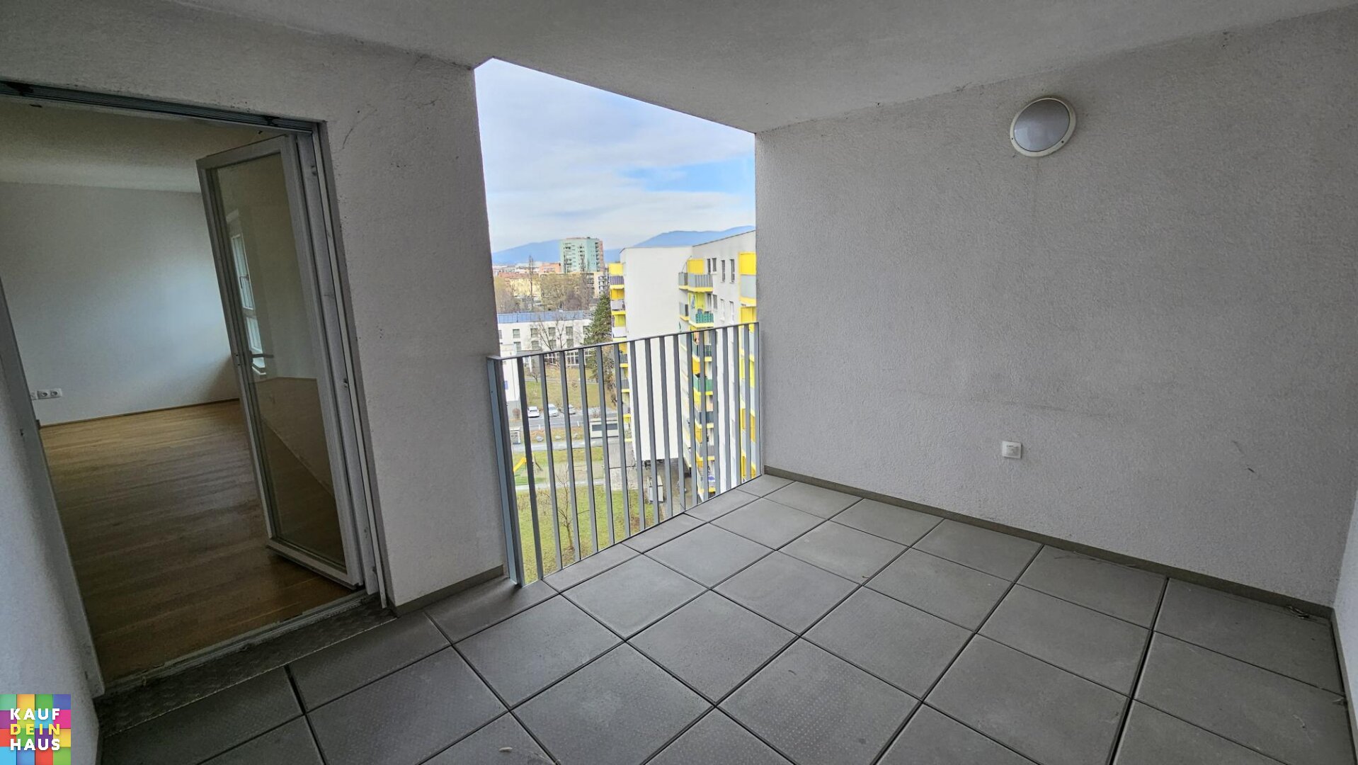 3 MONATE MIETFREI!  2- ZIMMERWOHNUNG mit LOGGIA und KÜCHE
