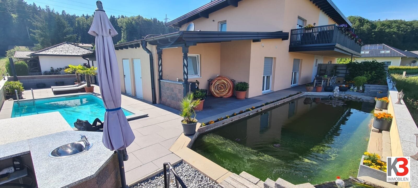 K3 präsentiert Wohnung mit Pool, Teich, Einliegerwohnung und Doppelcarport in absoluter Ruhelage