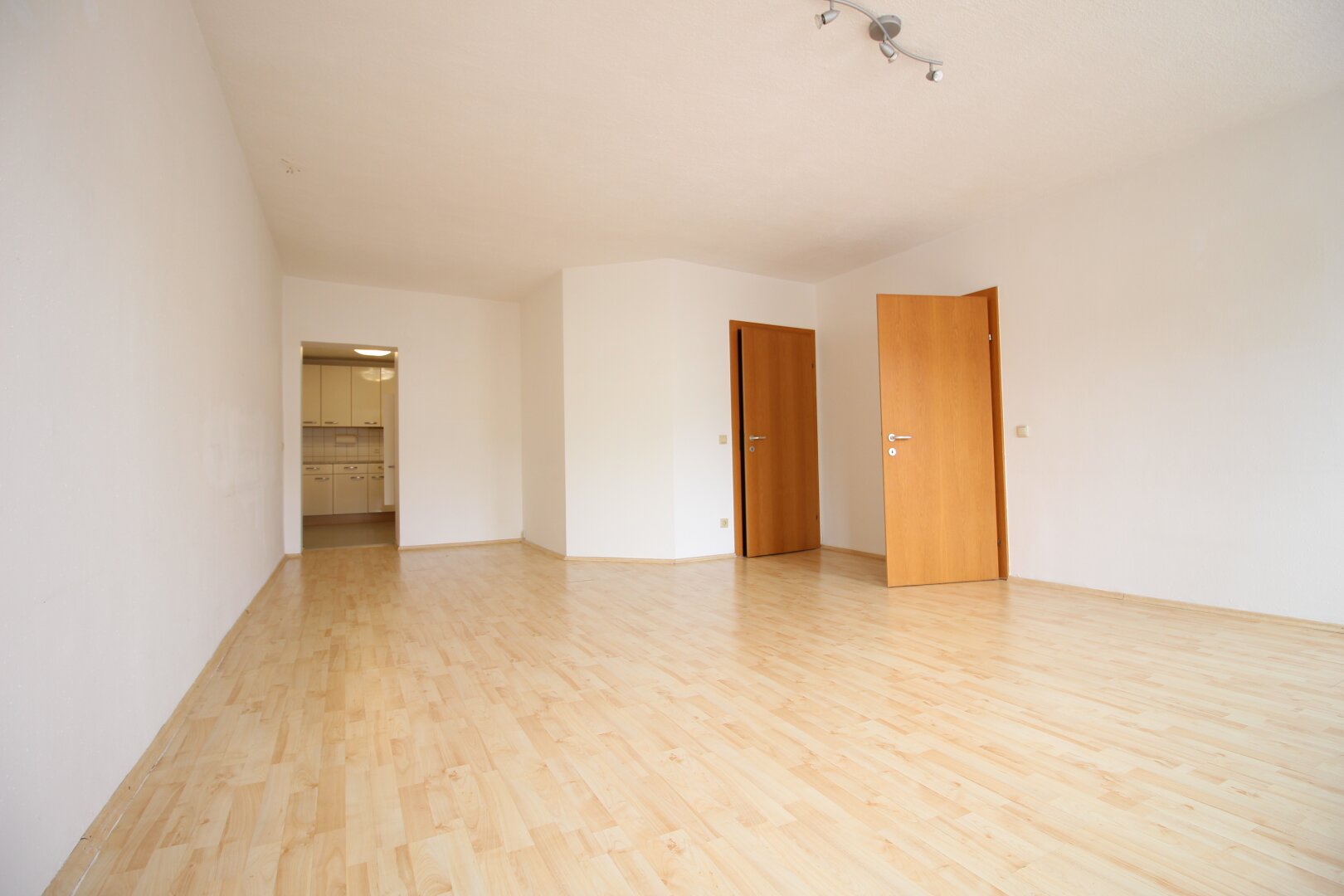 Helle 2-Zimmer-Wohnung mit Einbauküche