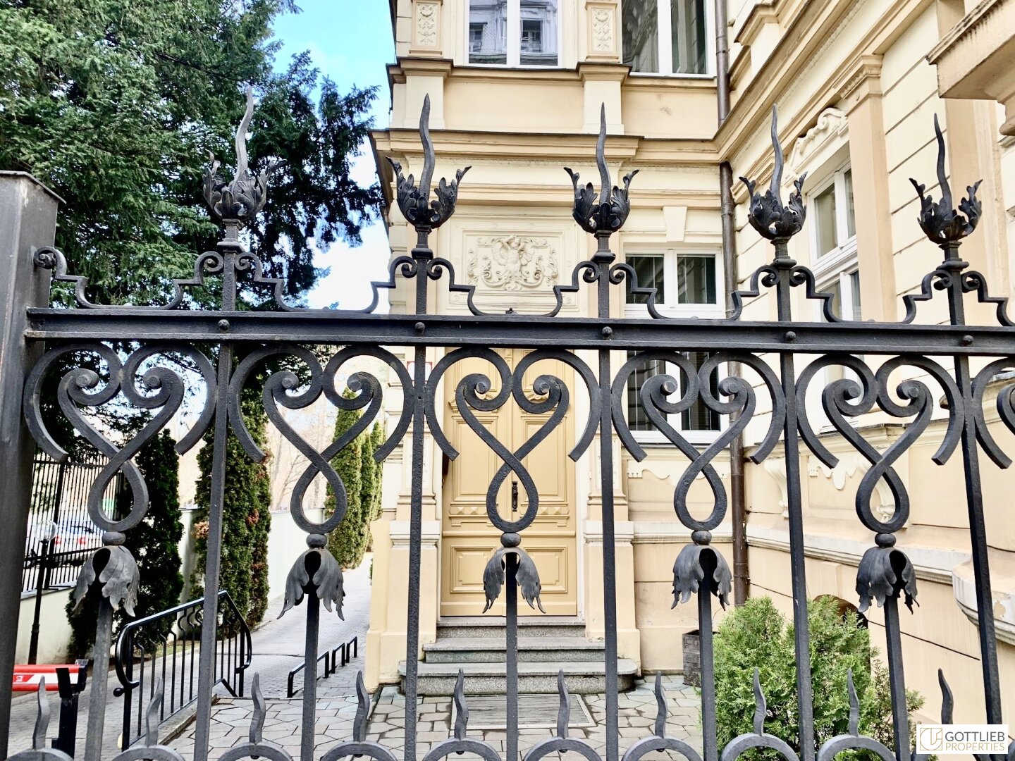 Bestlage historische Altstadt! Gründerzeit-Villa mit modernem Zubau und Parkplätzen