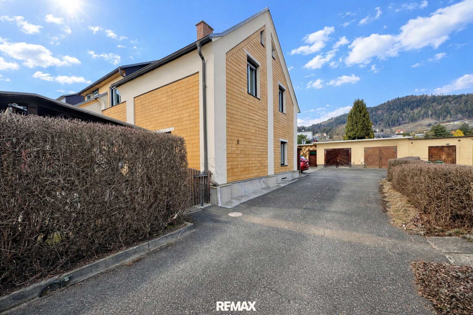 Leistbares Eckreihenhaus mit Garten, Garage und zusätzlichem KFZ Abstellplatz