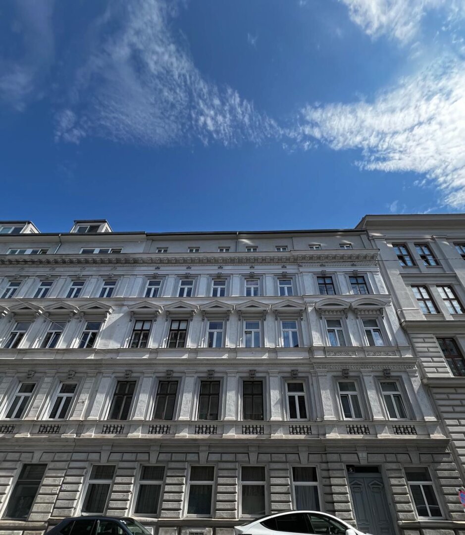 Traumhafte Altbauwohnung in historischem Zinshaus in 1040 Wien