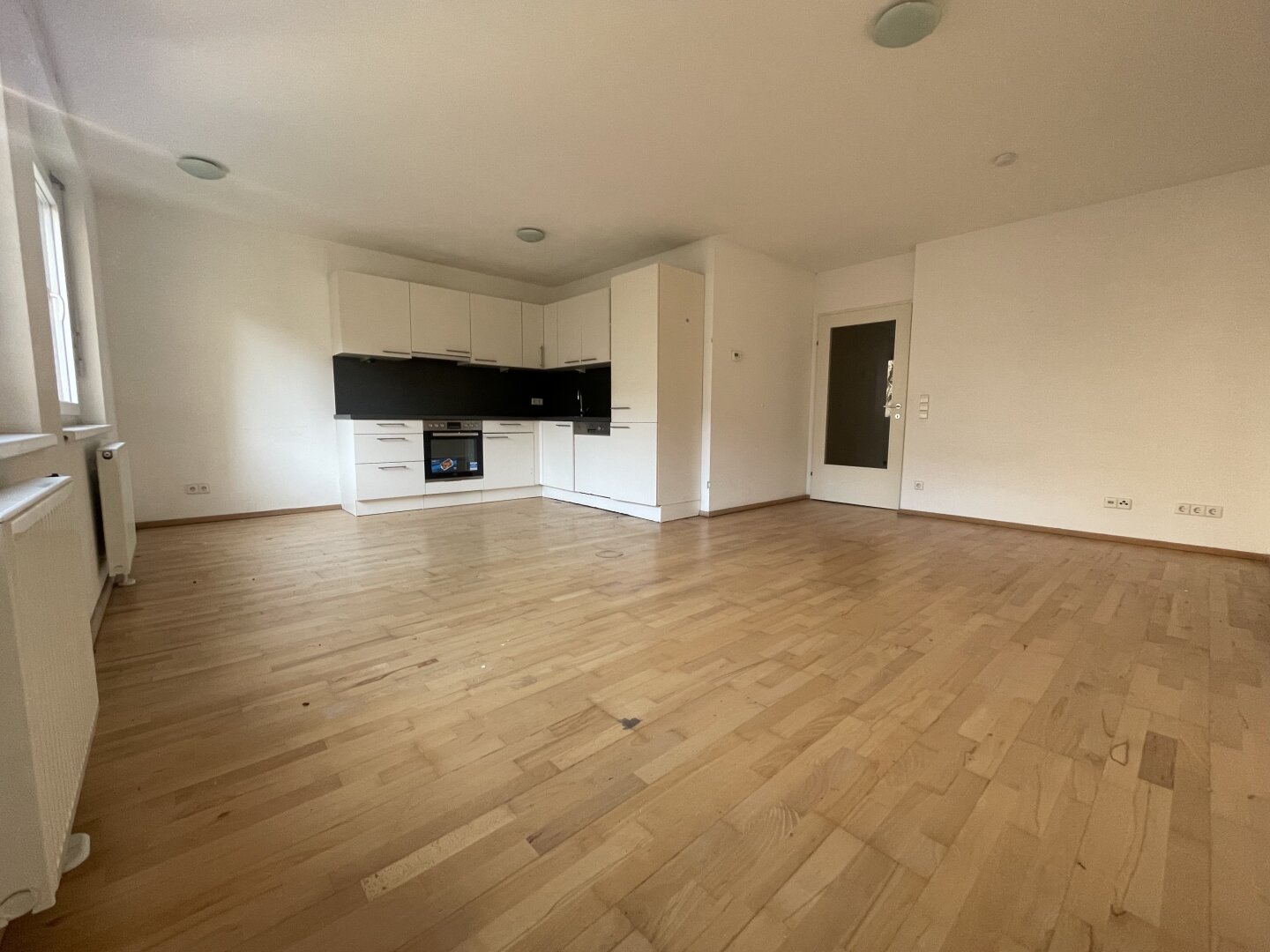 Renovierungsbedürftige Etagenwohnung am Handelskai!