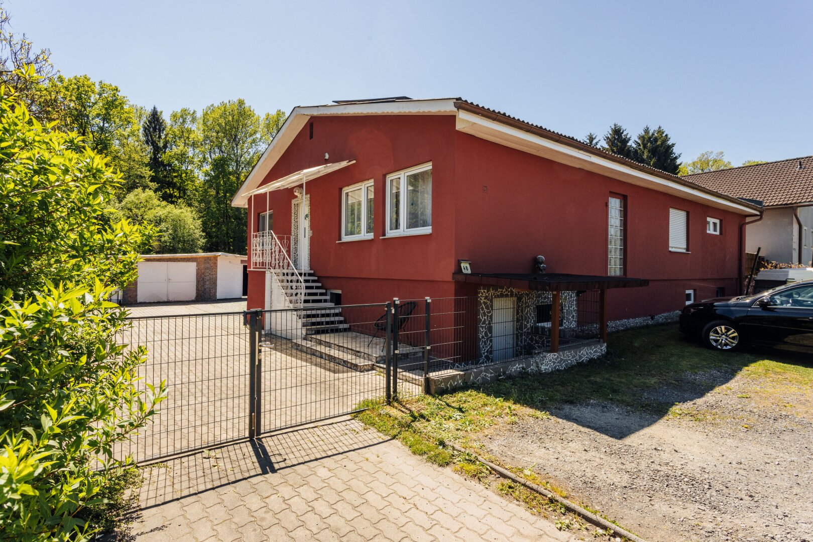 Ankommen, wohlfühlen, bleiben – Familienidylle mit traumhaftem Grünblick, PV-Anlage und Luftwärmepumpe!