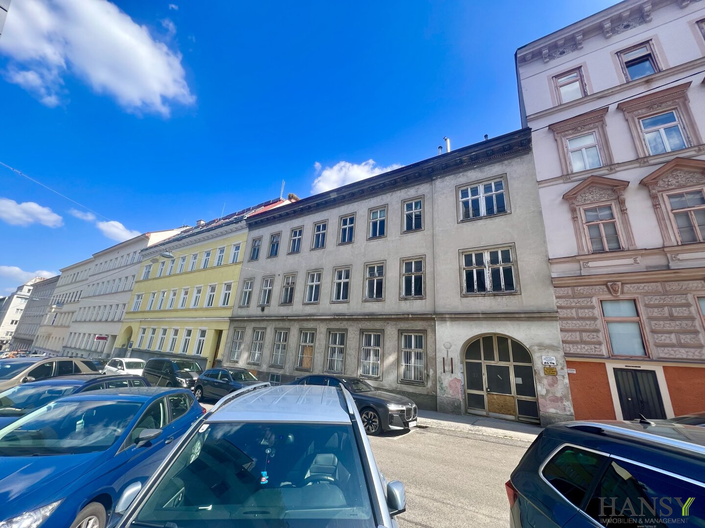 Leeres Zinshaus (700m² Bestandsfläche) mit baubewilligtem Ausbaupotenzial (548m²) !
