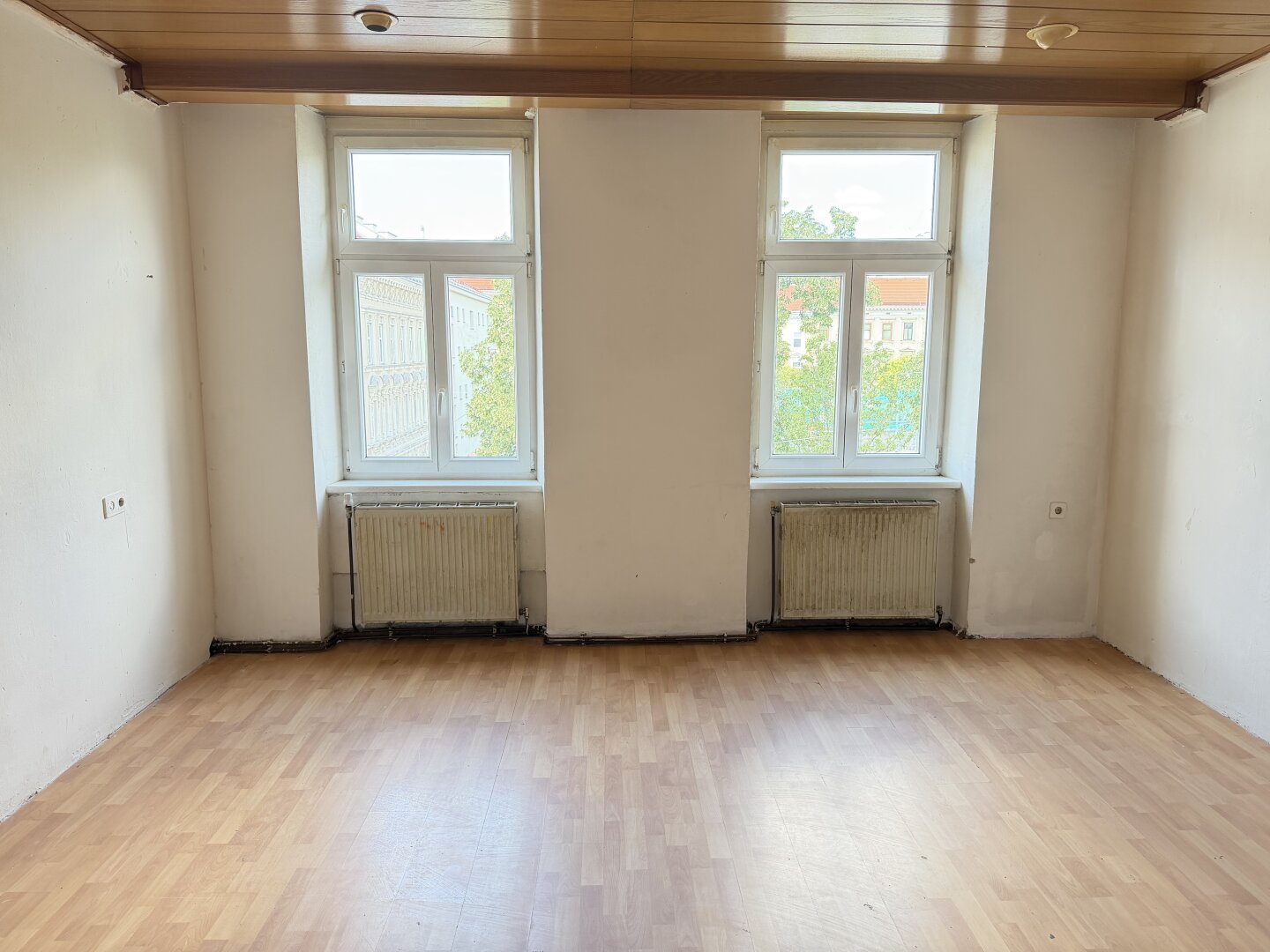 UNSANIERTE 6-ZIMMER-Wohnung + BALKONBEWILLIGUNG am MILDEPLATZ