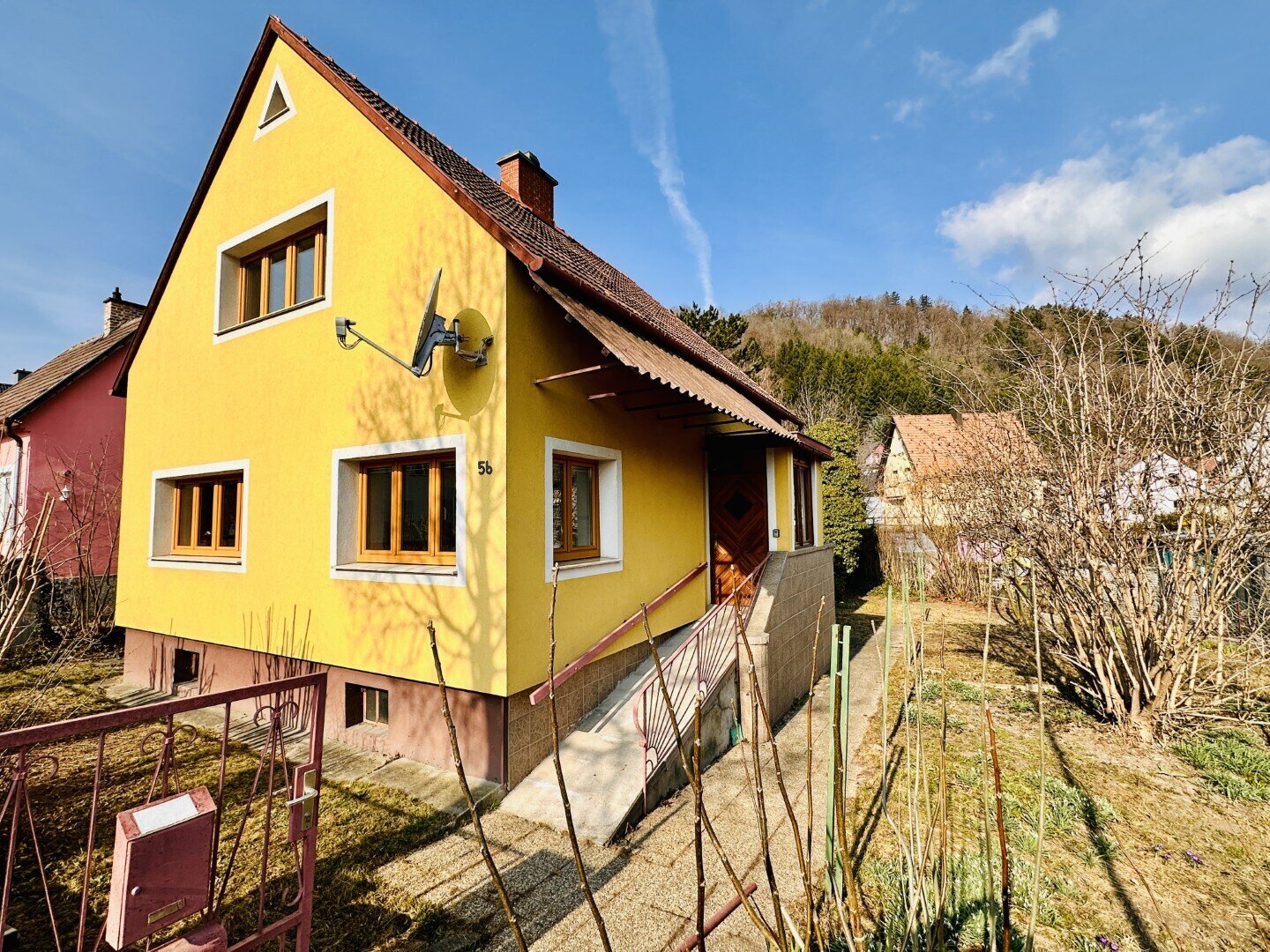 Geräumiges Einfamilienhaus mit Garten und Nebengebäude am Stadtrand von Gloggnitz – sofort verfügbar