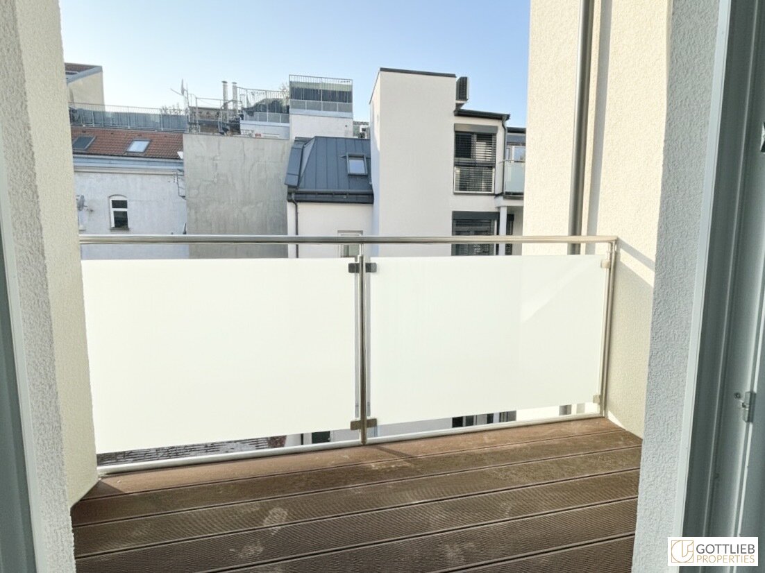 Erstbezug in U-Bahn-Nähe! Liebevoll generalsanierte 2-Zimmer-Altbau-Wohnung mit Loggia und Grünblick in Gründerzeithaus