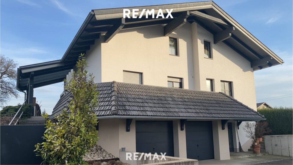 Natur trifft Komfort: Stilvolles Wohnhaus mit Biotop und Weinkeller