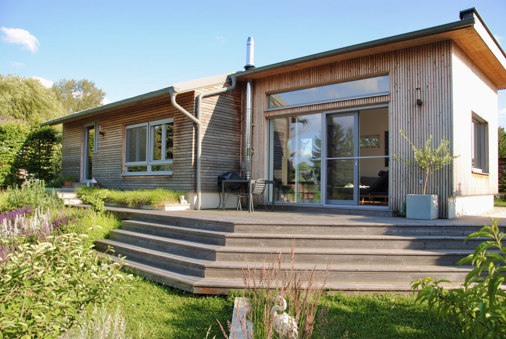 DIREKT AM SEE. MODERN. BESONDERS! Hochwertiger Bungalow in idyllischer Lage