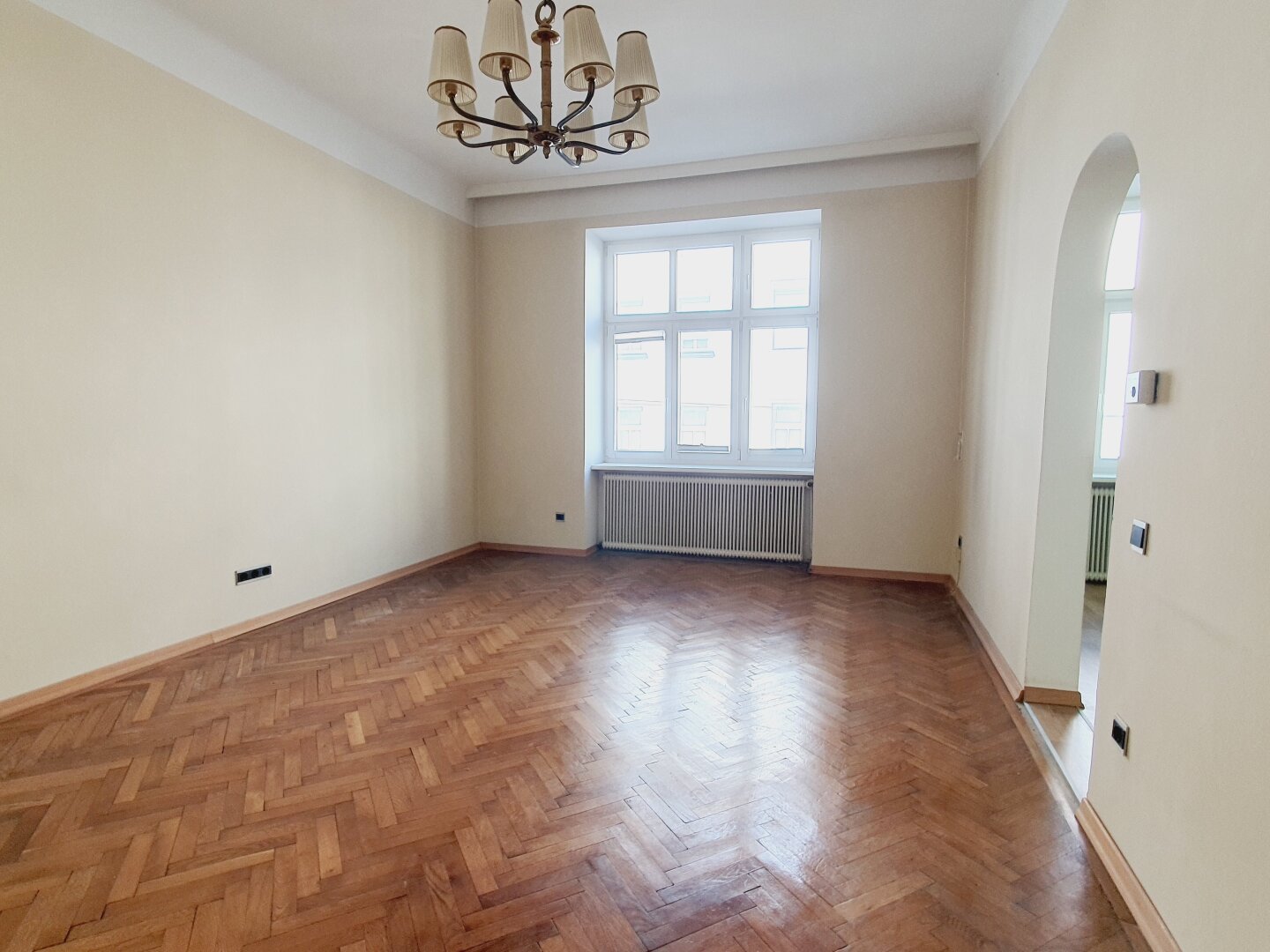 Großzügige Wohnung im sanierten Altbau - BALKON möglich