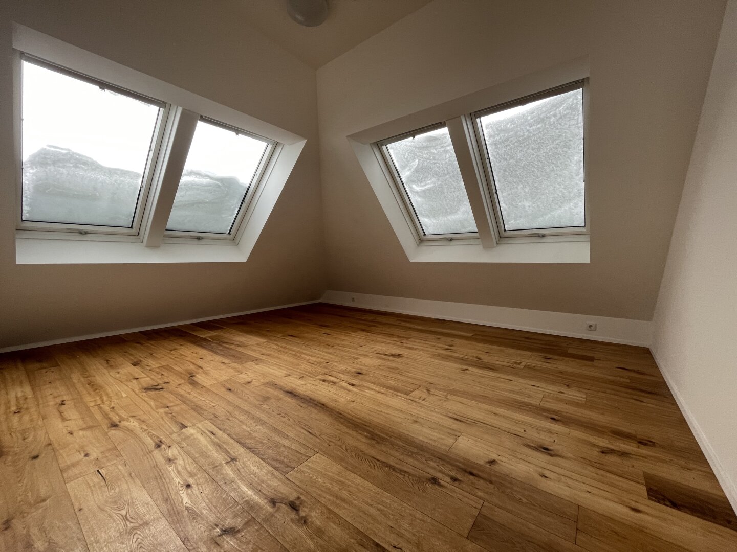 Neubaugürtel Dachgeschosswohnung vis a vis U-Bahnlinie Burggasse-Stadthalle!