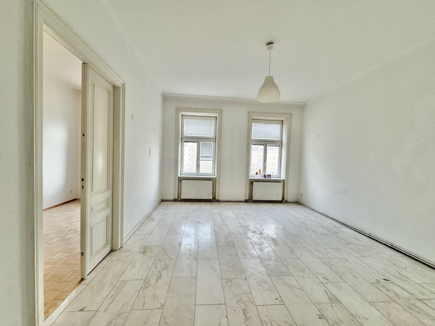 FERNBLICK - SANIERUNGSBEDÜRFTIGE 2,5 ZIMMER NAHE U4 FRIEDENSBRÜCKE