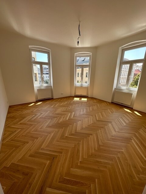 3 Zimmer ERSTBEZUG mit neuen/neue Parkett/Therme/Türen/Fenster