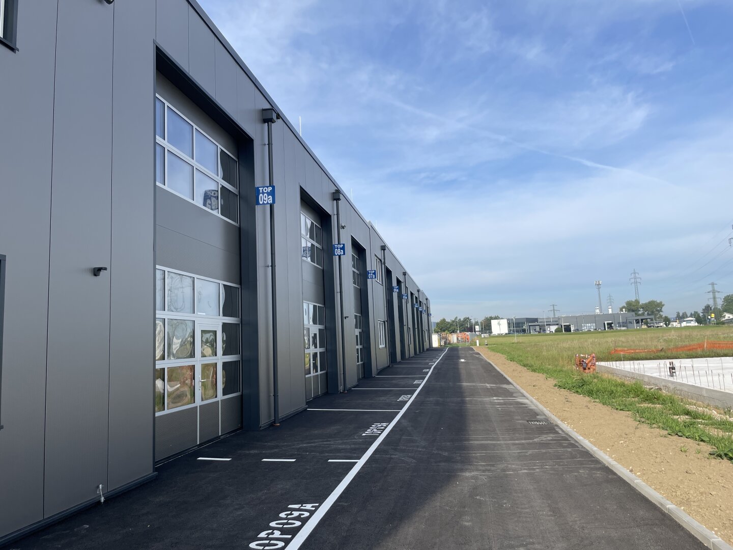 KURZZEITMIETE MÖGLICH! Betriebs-/ Produktions- oder Lagerhalle mit ca. 119 m² Fläche im Business Park Regau , 1A-Lage, Nähe A1 Westautobahn (Top 04a)
