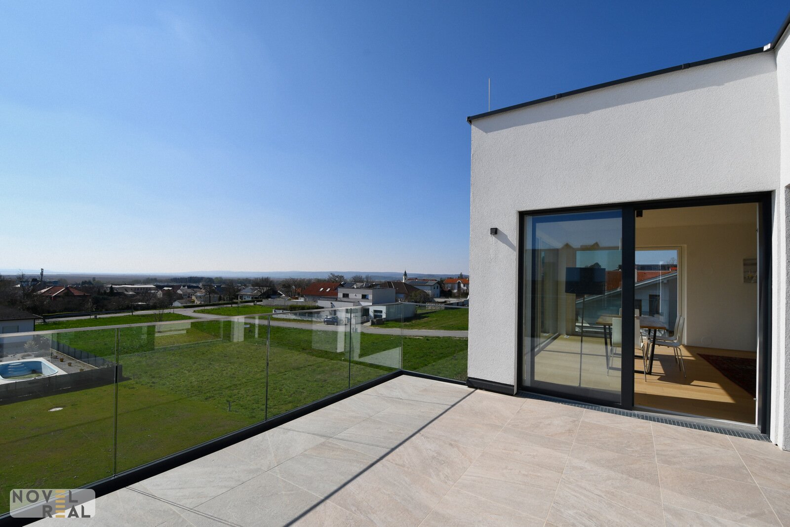 MODERNE VILLA MIT TRAUMHAFTEN FERNBLICK IN NEUSIEDL AM SEE - EINE ALTERNATIVE ZU SCHWECHAT