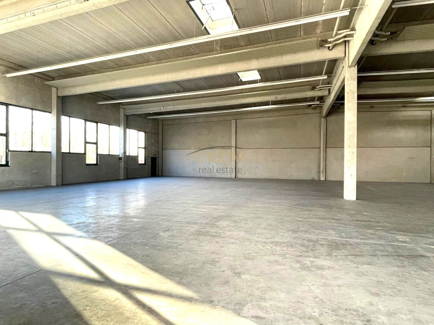 Hochwertige Gewerbe/ Lager/ Produktionshalle mit 810m² Nutzfläche + 40m² Bürotrakt.