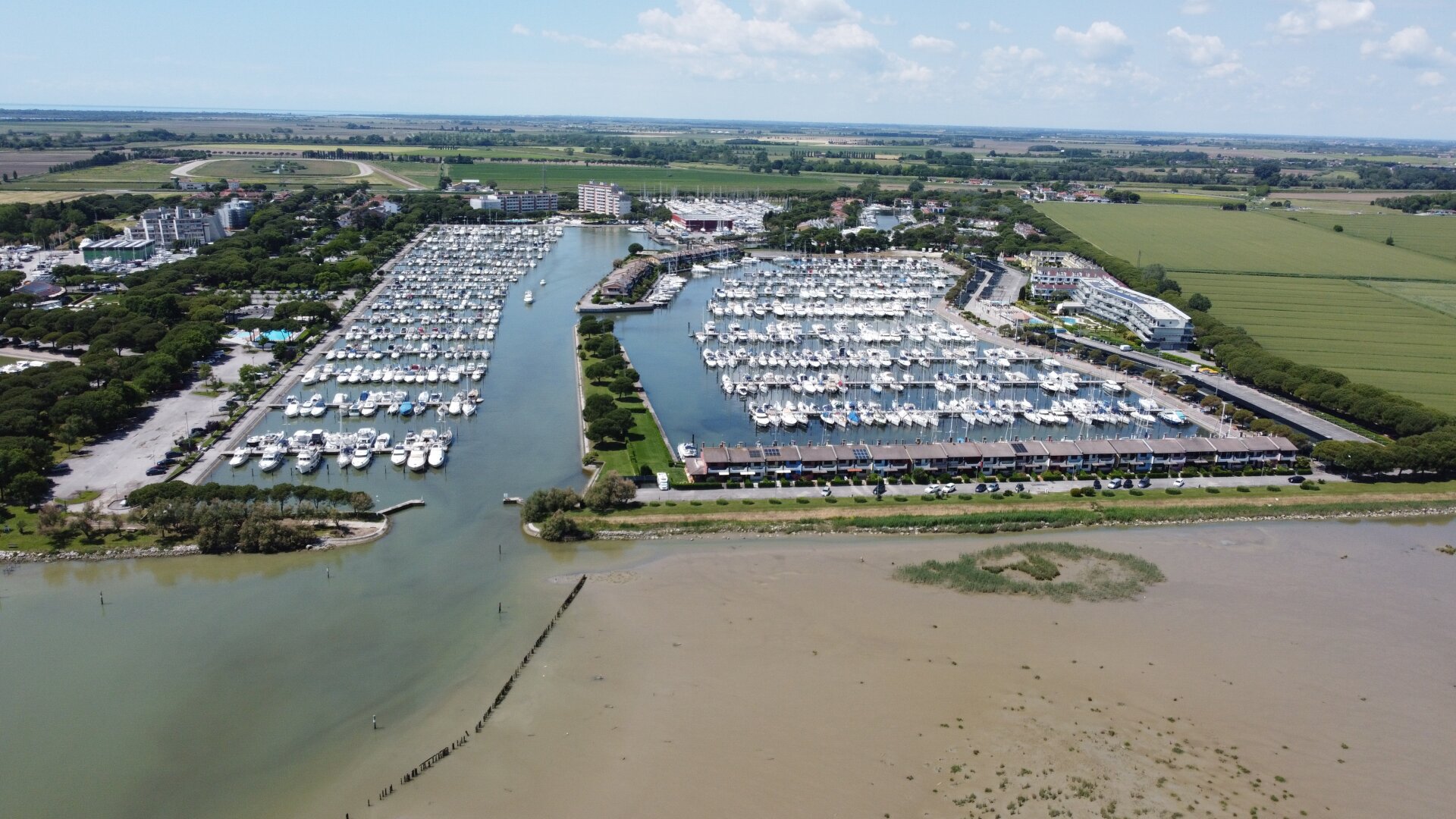 Reihenhaus mit Lagunenblick und privatem Bootsanleger in Aprilia Marittima